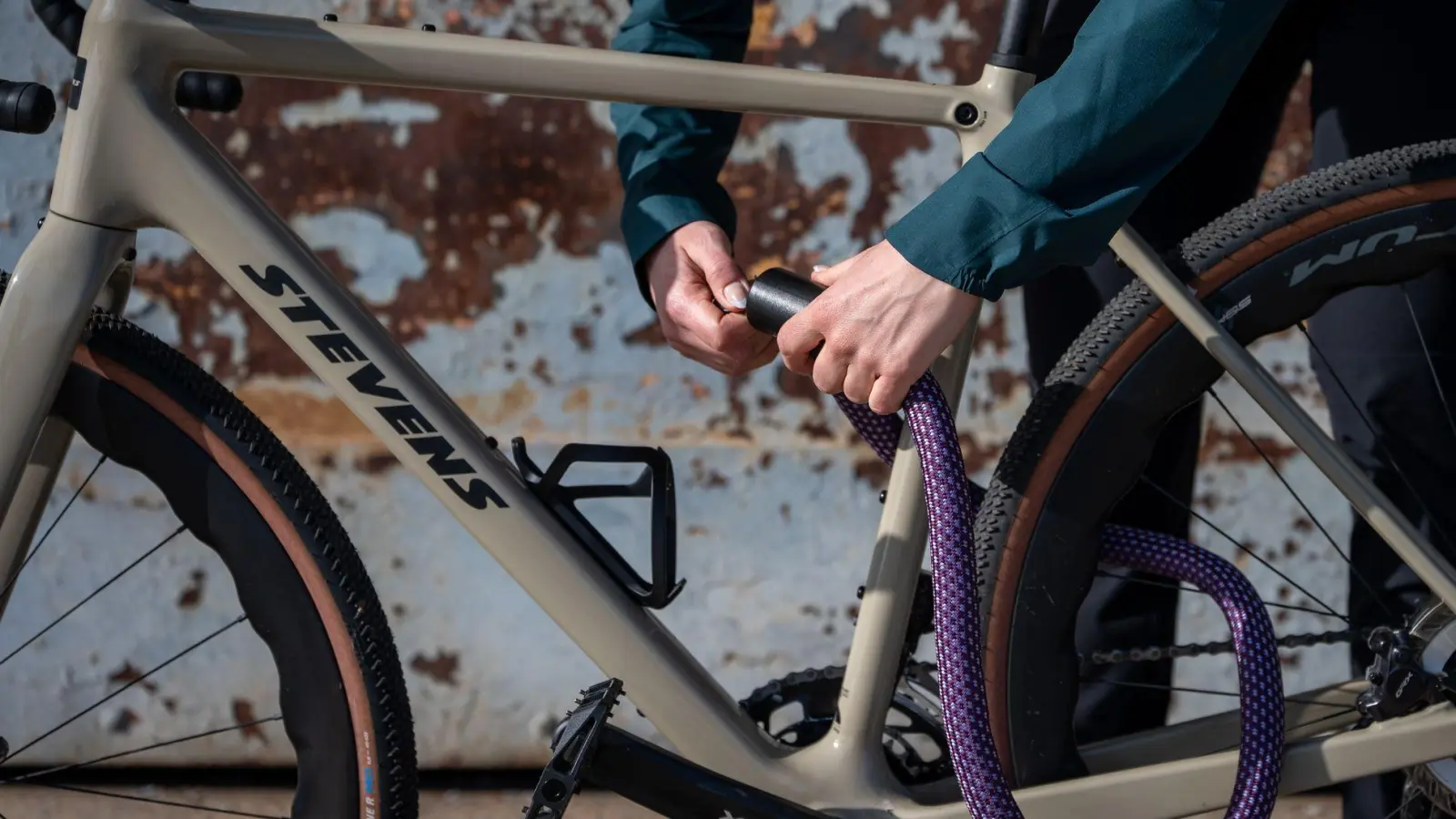 Fahrraddiebstahl ist keine Seltenheit, auch ein Schloss verhindert das nicht immer. Eine Codierung bietet zusätzlichen Schutz. (Symbolbild: dpa-tmn/Zacharie Scheurer)