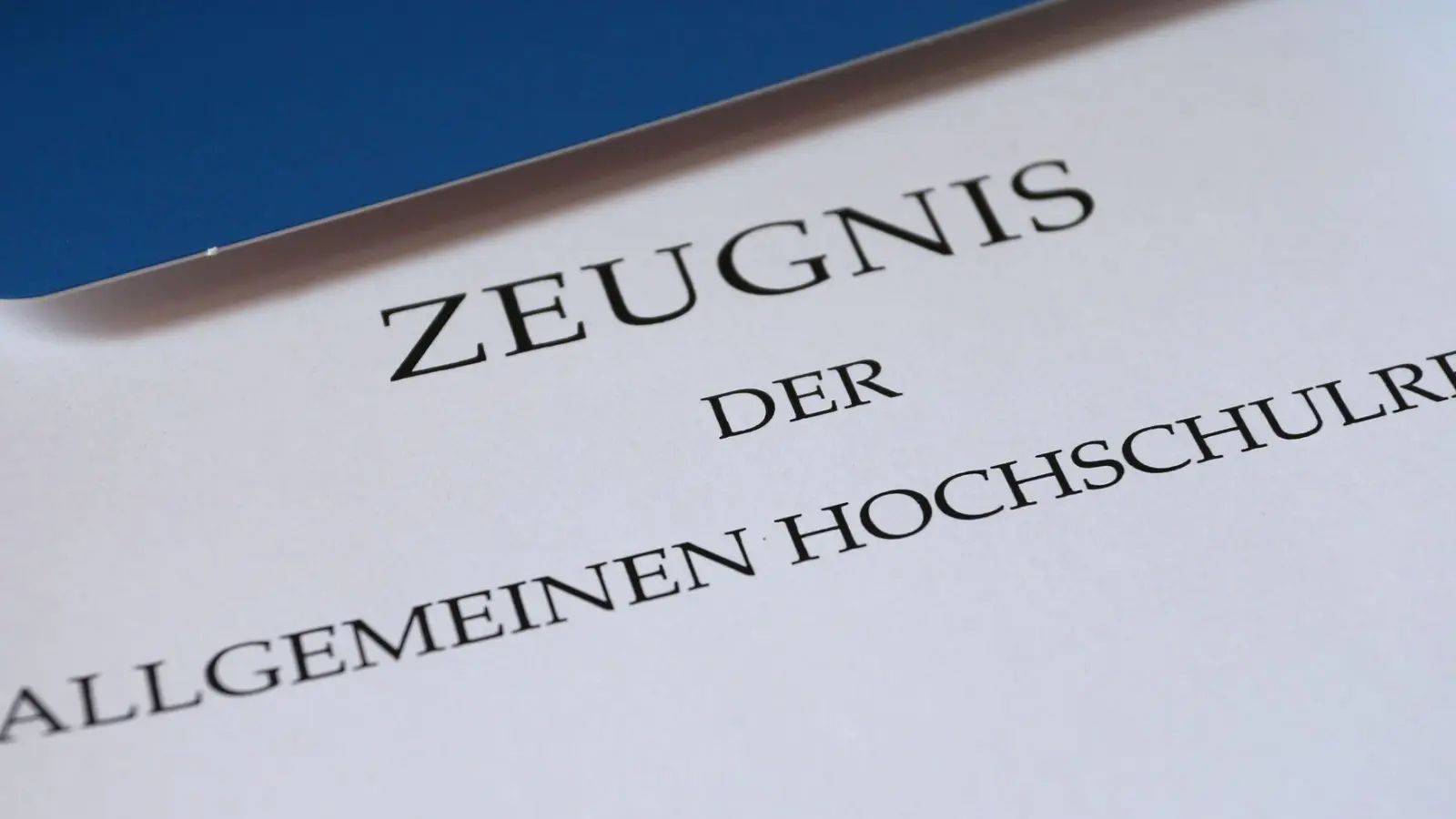 Heuer haben in Bayern nur sehr wenige Gymnasiastinnen und Gymnasiasten Abitur gemacht. (Symbolbild) (Foto: Karl-Josef Hildenbrand/dpa)