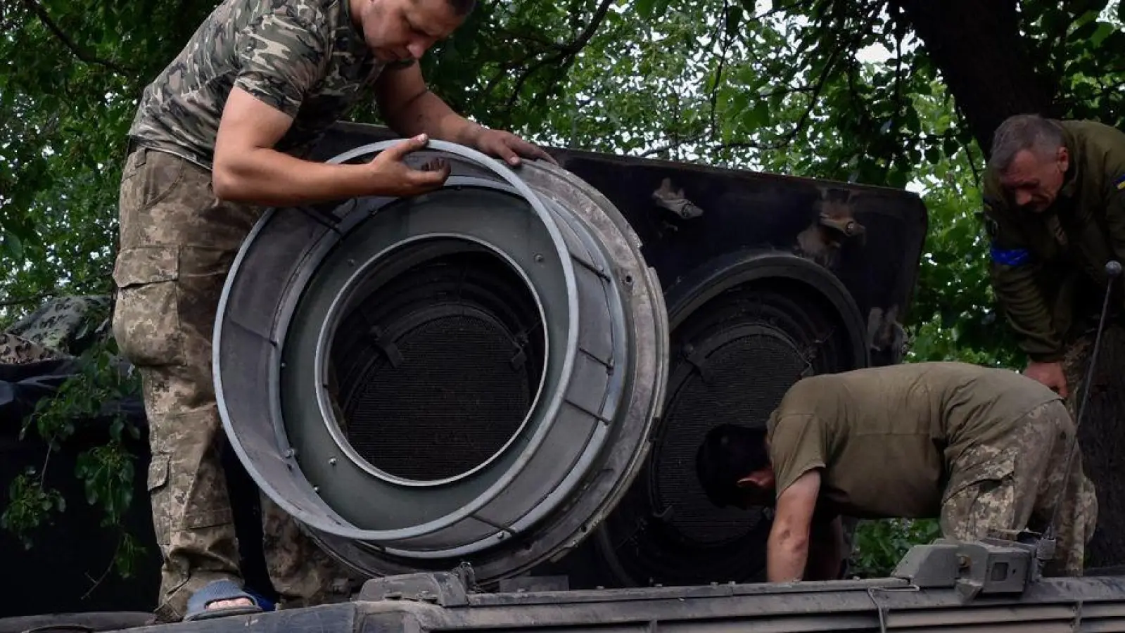 Ukrainische Soldaten reparieren einen Panzer vom Typ „Leopard 2“. (Foto: Andriy Andriyenko/AP/dpa)