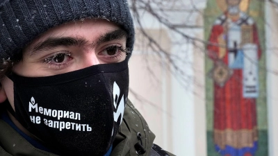 2022 erhielt Memorial den Friedensnobelpreis, nun hat Russland die Organisation endgültig verboten. (Archivbild) (Foto: Alexander Zemlianichenko/AP/dpa)