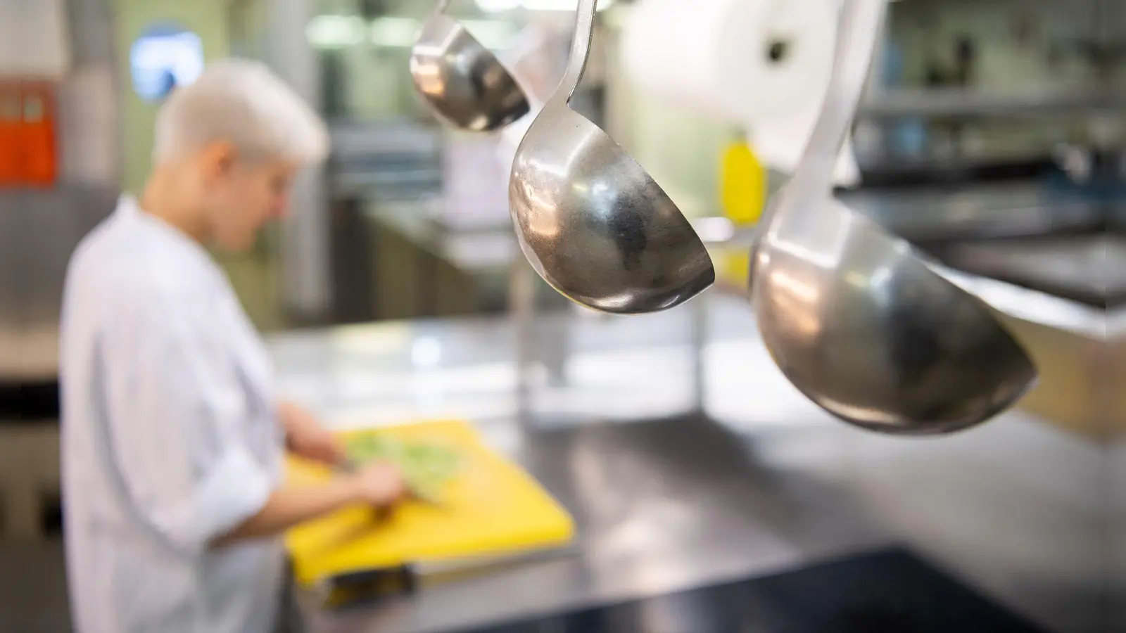 Angehende Köchinnen und Köche sind oft unzufrieden mit der Qualität ihrer Ausbildung (Symbolfoto). (Foto: Sebastian Gollnow/dpa)