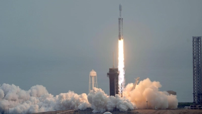 Eine Falcon-Heavy-Rakete von SpaceX soll die Nasa-Raumsonde „Psyche“ zu einem gleichnamigen, metallreichen Asteroiden bringen. (Foto: John Raoux/AP/dpa)