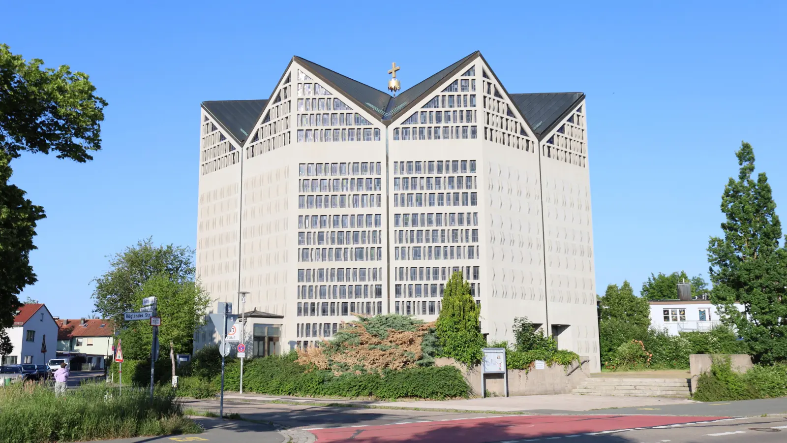 Die Christ-König-Kirche ist das Wahrzeichen für das Rügländer-Viertel und in den vergangenen sechs Jahrzehnten zum Mittelpunkt einer blühenden Pfarrgemeinde geworden. (Foto: Alexander Biernoth)