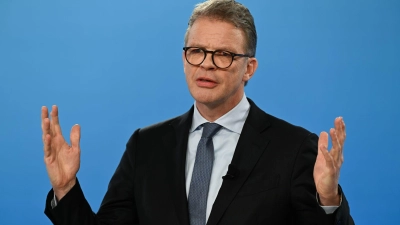 Deutsche-Bank-Chef Sewing richtet einen dringenden Appell an Politik und Beschäftigte. (Archivbild) (Foto: Arne Dedert/dpa)