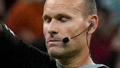 Weniger Gefahr für eine Gelbsperre: Hier wird Argentiniens Lionel Messi (l) bei der WM 2022 von Schiedsrichter Antonio Mateu Lahoz verwarnt. (Archivbild) (Foto: Ricardo Mazalan/AP/dpa)