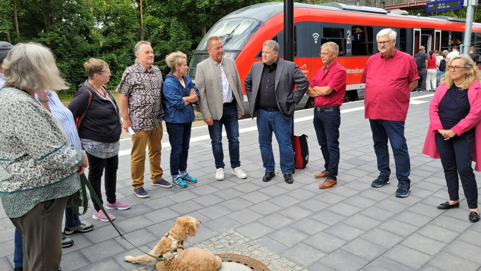 Der SPD-Bundestagsabgeordnete Carsten Träger (vierter von rechts) hat den Bahnhof in Bad Windsheim besucht. (Foto: Nina Daebel)