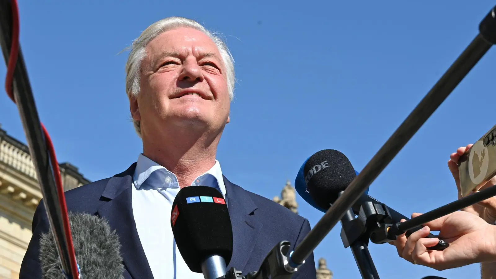 Der Chefredakteur des „Compact“-Magazins feiert die Gerichtsentscheidung. (Foto: Elisa Schu/dpa)