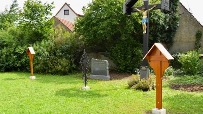 Grabmale, wie sie in den 1960er Jahren auf dem Weinberger Friedhof typisch gewesen sind, wurden nachgebildet. Dazwischen steht das alte Friedhofskreuz, das saniert worden ist. (Foto: Werner Wenk)