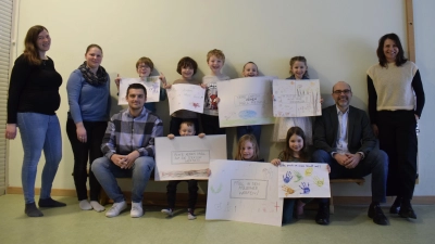 Julia Deininger, Alexandra Heidingsfelder, Andreas Bauer und Kerstin Muller (v. l.) vom Kindergarten Wiedersbach stellten Bürgermeister Markus Liebich (Zweiter v. r.) gemeinsam mit den Kindern Ideen vor. (Foto: Christina Özbek)