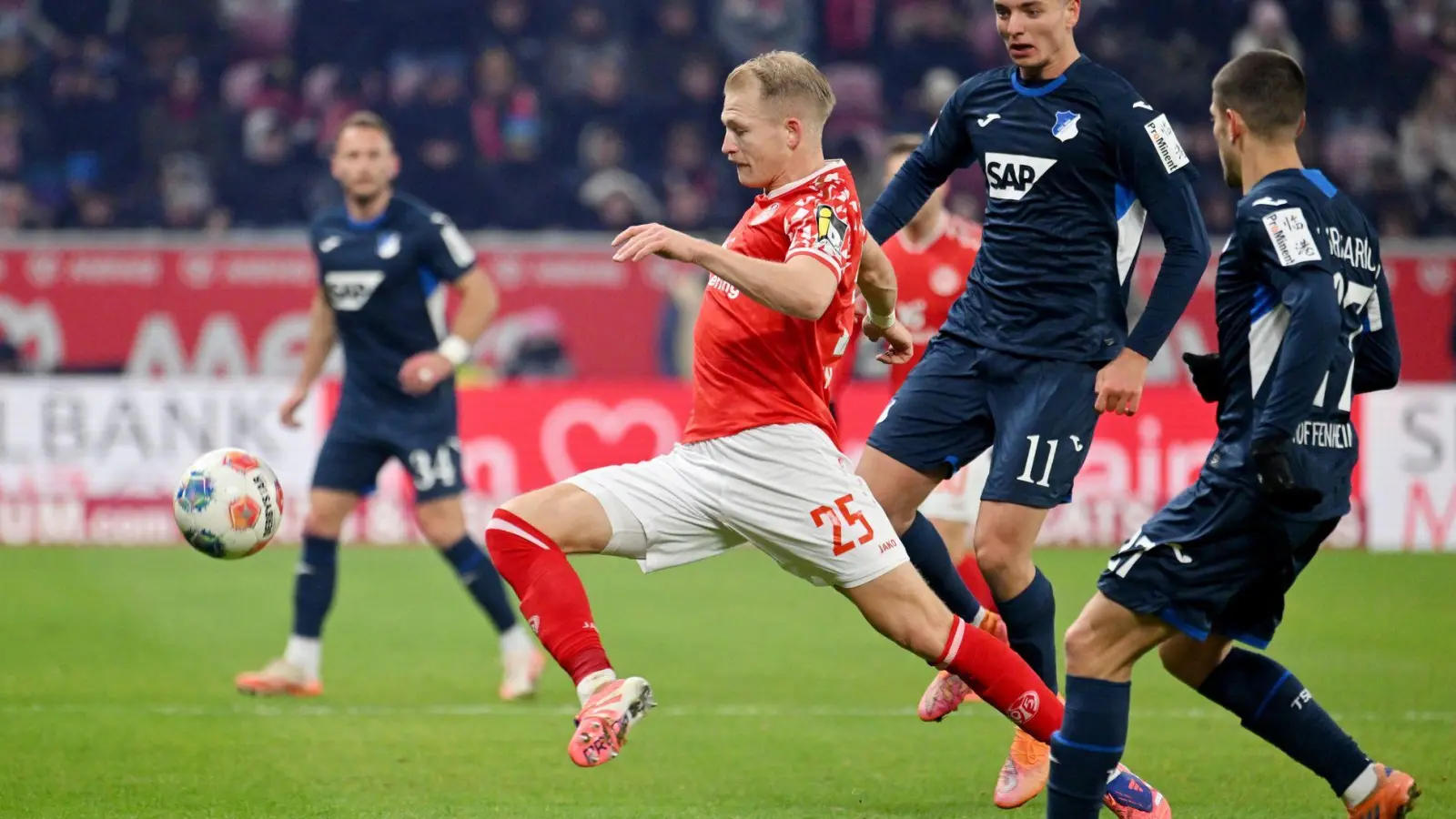 Hanche-Olsen köpfte ins eigene Tor. (Foto: Torsten Silz/dpa)