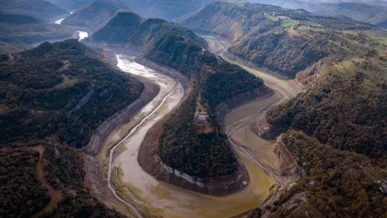 Blick auf den Fluss Ter, der zu einem Stausee in der Nähe von Vilanova de Sau fließt. (Foto: Emilio Morenatti/AP/dpa)