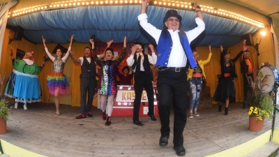 Der „Schichtl“ Manfred Schauer und sein Team werben für die Vorstellung. (Archivbild)  (Foto: Felix Hörhager/dpa)