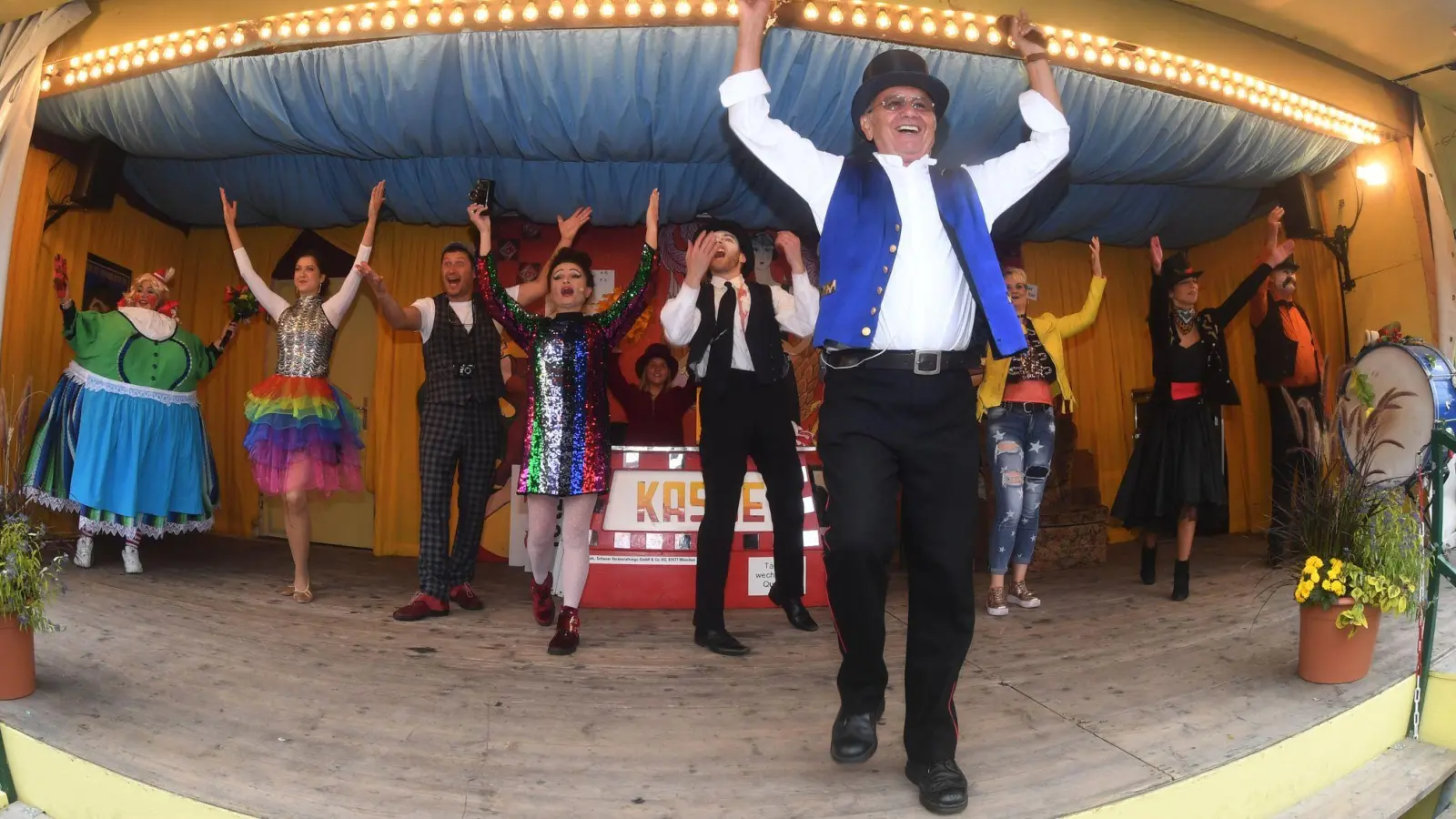 Der „Schichtl“ Manfred Schauer und sein Team werben für die Vorstellung. (Archivbild)  (Foto: Felix Hörhager/dpa)