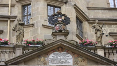 Markantes historisches Symbol: Der doppelköpfige Reichsadler mit dem Rothenburger Stadtwappen ist am Eingang zum Rathaus zu sehen. (Foto: Anna Beigel)