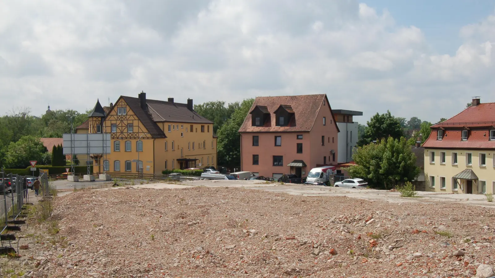 Die Brachfläche vor den Toren der Dinkelsbühler Altstadt wird wohl weiterhin unbebaut bleiben. Im Mai hätte der Spatenstich für das hier geplante Wohnbauprojekt erfolgen sollen. Doch es gibt Probleme mit der Förderung. (Foto: Markus Weinzierl)
