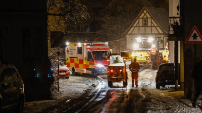 Am Montagabend kam es in Wilhermsdorf zu einem ungewöhnlichen Vorfall. Ein Rettungswagen war an einem Berg durch die winterlichen Verhältnisse ins Rutschen geraten.  (Foto: NEWS5 / Oßwald)