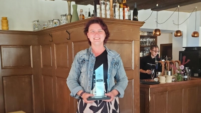Verena Reinholdt strahlt über die unerwartete Auszeichnung als „Lokal des Jahres”. Schließlich ist es nicht immer ein Zuckerschlecken, Gastronomin zu sein. Hinter der Theke ist Tochter Lucy zu sehen.  (Foto: Ulli Ganter)