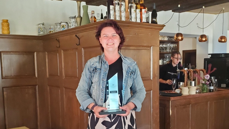 Verena Reinholdt strahlt über die unerwartete Auszeichnung als „Lokal des Jahres”. Schließlich ist es nicht immer ein Zuckerschlecken, Gastronomin zu sein. Hinter der Theke ist Tochter Lucy zu sehen.  (Foto: Ulli Ganter)