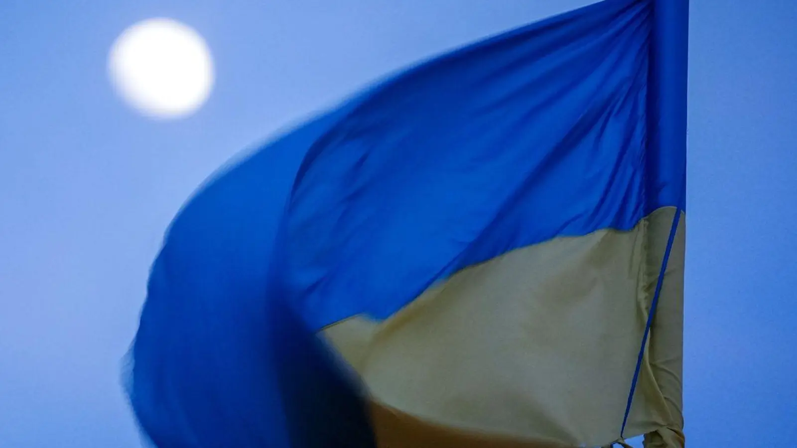 Die ukrainische Flagge weht im Mondlicht über der Hafenstadt Odessa. (Foto: Kay Nietfeld/dpa)