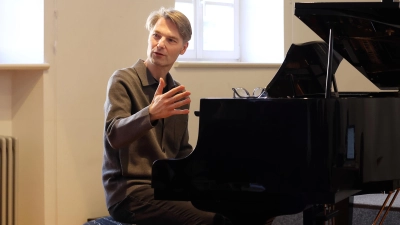 Vergegenwärtigte Peter Feuchtwangers Einsichten zum Üben: der Pianist Paul Cibis beim Vortrag im Sängermuseum. (Foto: Thomas Wirth)