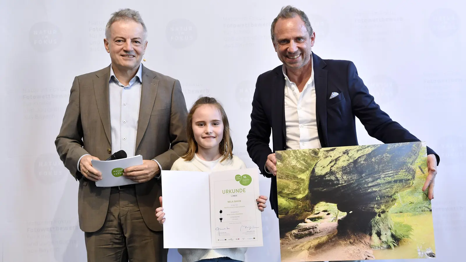 Nela Sahin aus Bad Windsheim mit ihrem Bild „Beeindruckende Schwarzachklamm“ bei der Preisverleihung in München. (Foto: Marcus Schlaf)