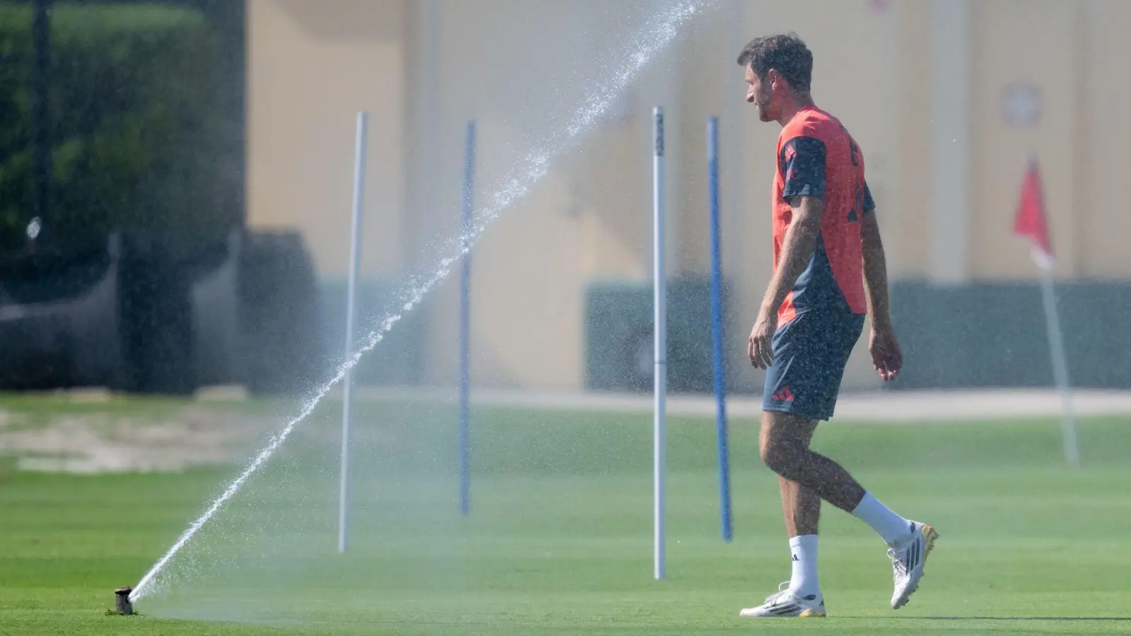 Bloß keine kalte Dusche zum WM-Start: Thomas Müller. (Foto: Sven Hoppe/dpa)