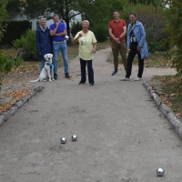 Beim Pressetermin wurde gezeigt, dass es sich auf der Boulebahn in Hagenbüchach gut spielen lässt. Gekommen waren Elke Wunderlich, Rainer Weiskirchen, Hanna Rehder, Andreas Weghorn und Janette Dietrich (von links). (Foto: Ute Niephaus)