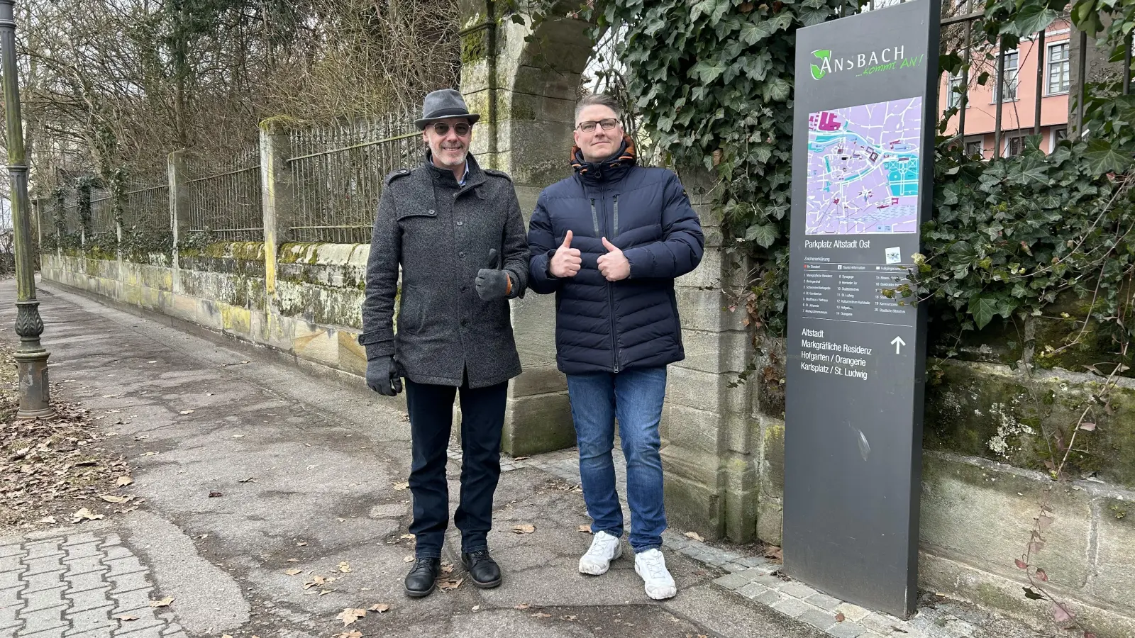 Hans-Jürgen Eff und Claus Kotzurek treten bei den Kommunalwahlen 2026 erneut für die Ansbacher an. Die Diskussion um den Rezatparkplatz führen sie mit verschiedenen Ansätzen. (Foto: Florian Pöhlmann)