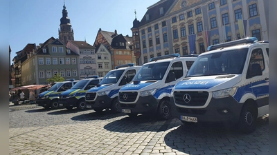 Die Polizei suchte am Dienstag in der Coburger Innenstadt nach Beweismitteln zur Tat.  (Foto: Pia Bayer/dpa)