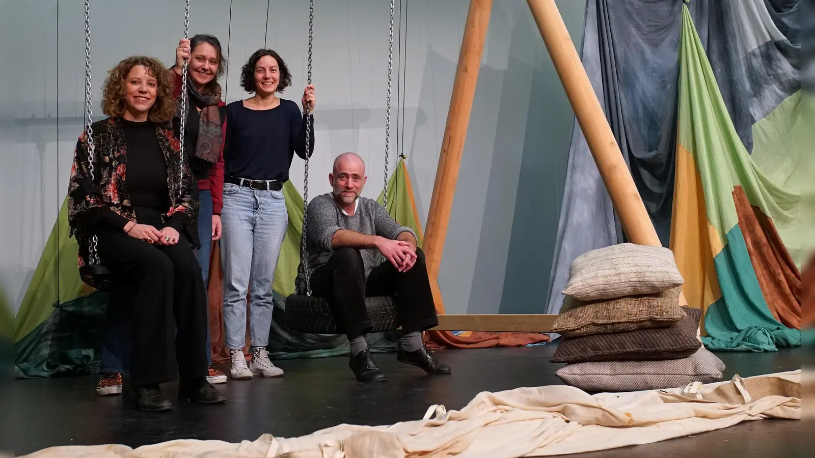 Bringen die märchenhafte Geschichte von Nils Holgersson auf die Bühne (von links): die Kostümbildnerin Antonia Patricia Mahr, die Bühnenbildnerin Gesine Mahr, die Dramaturgin Verena Trottmann und der Regisseur Robert Arnold. Premiere ist am 25. November. (Foto: Elke Walter)