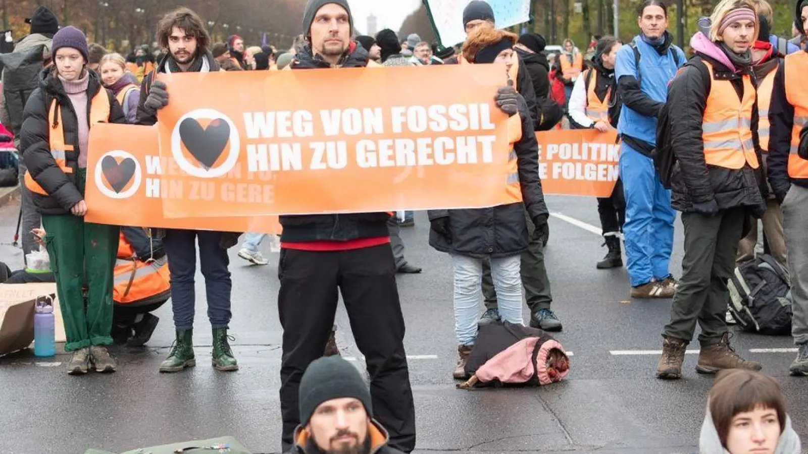 Aktivisten der Klimaschutzgruppe „Letzte Generation” und anderer Gruppierungen blockieren die Straße des 17. Juni in Berlin. (Foto: Paul Zinken/dpa)