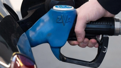 Eine Mehrheit rechnet nicht mit Preissenkungen beim Tanken. (Archivbild) (Foto: Harald Tittel/dpa)