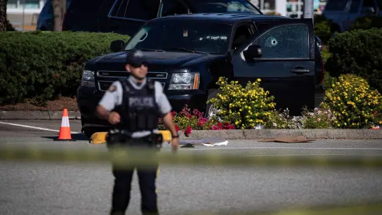 Ein Fahrzeug mit Einschusslöchern steht am Tatort im kanadischen Langley. (Foto: Darryl Dyck/The Canadian Press/AP/dpa)
