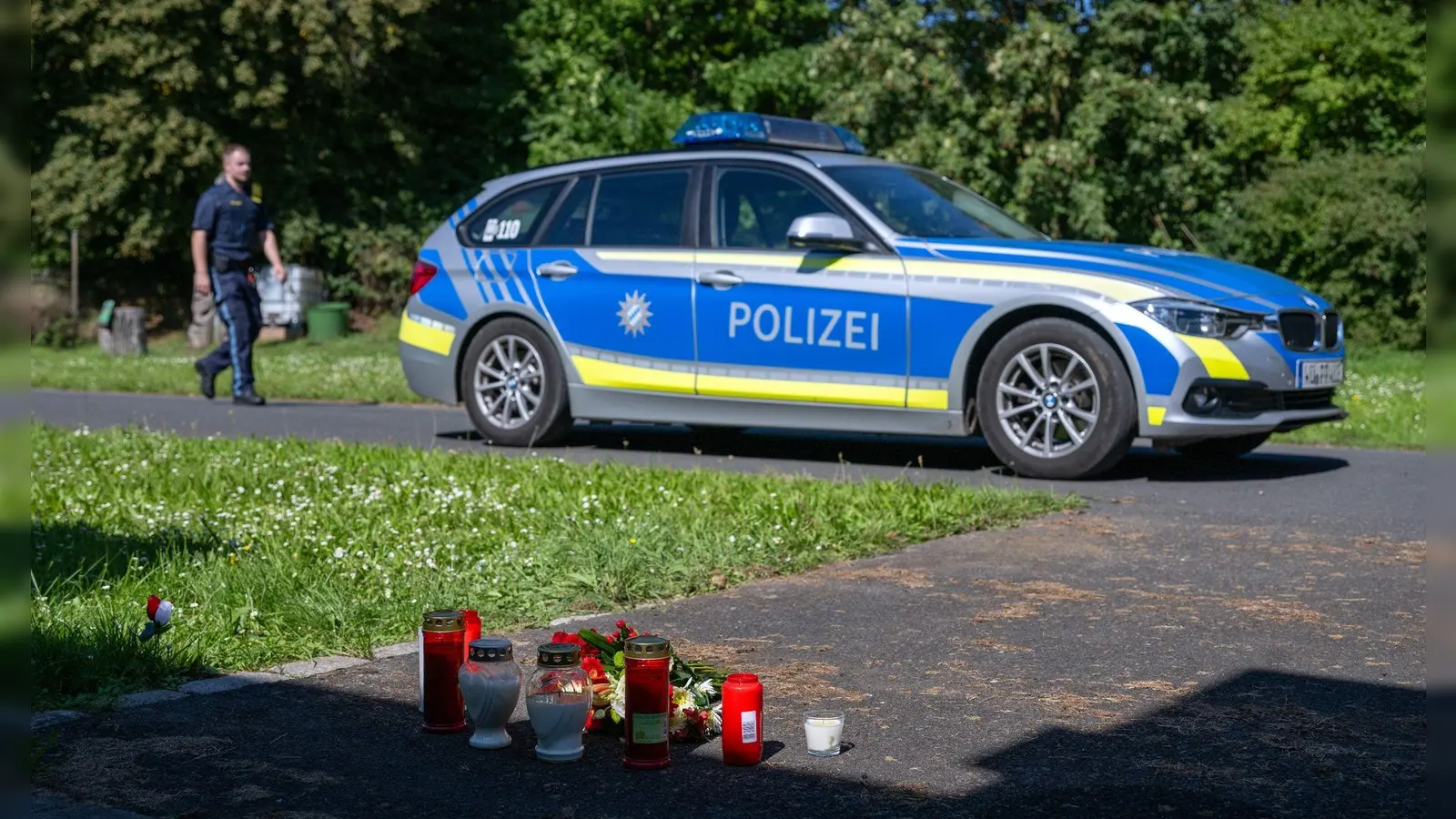 Kerzen und Blumen erinnern im September 2023 vor dem Schulzentrum in Lohr am Main an den Vorfall. (Foto: Pia Bayer/dpa)