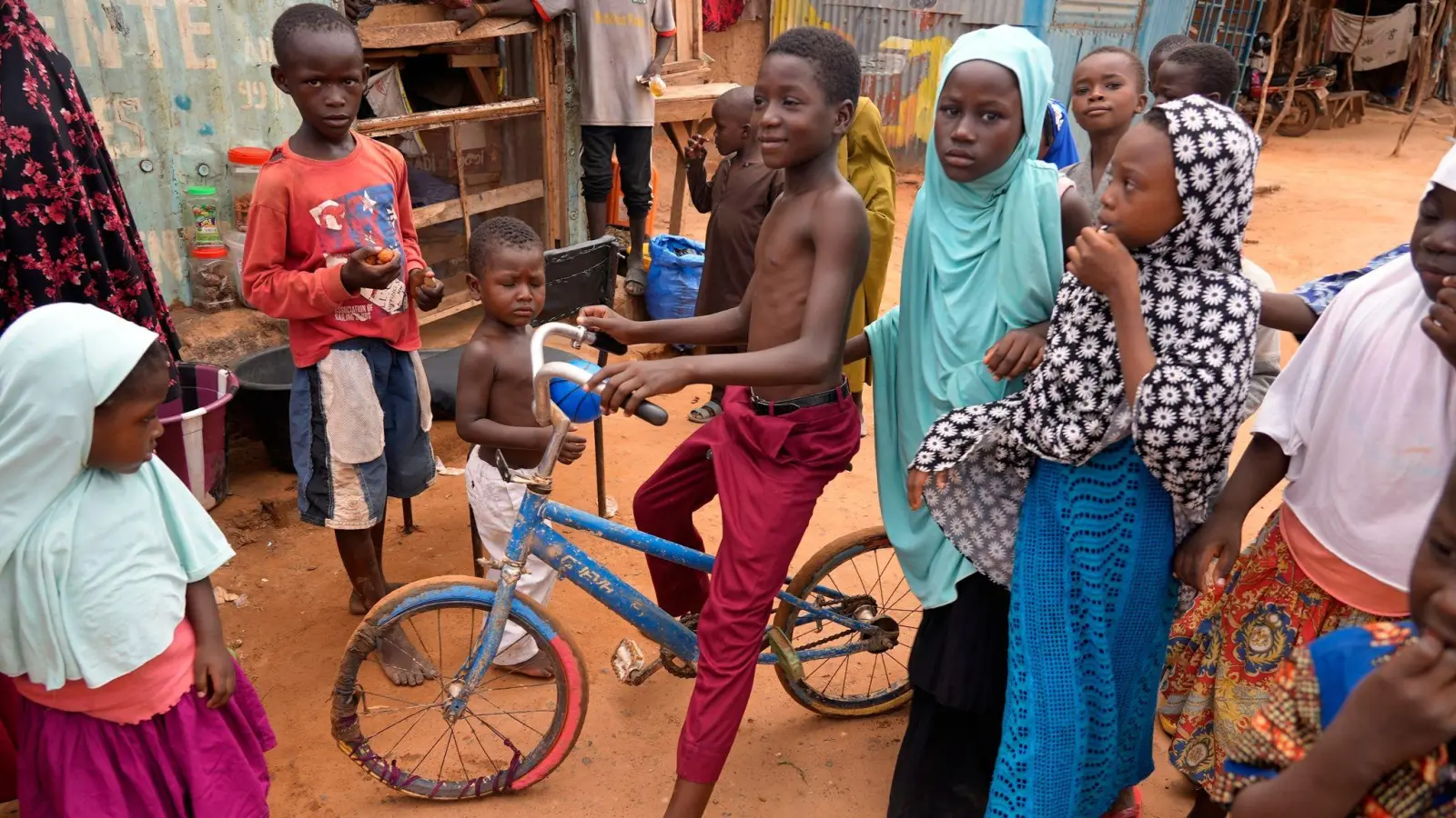 Kinder spielen auf der Straße. Nach dem Putsch im Niger befürchten Experten eine anstehende Lebensmittelkrise. (Foto: Sam Mednick/AP/dpa)