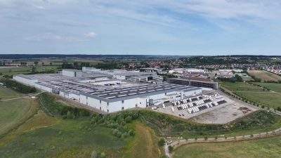 Das Möbelwerk und der Blick auf Herrieden aus der Vogelperspektive: Auf dem Firmengelände soll nun noch ein 32 Meter hohes Lager entstehen. (Foto: Hans Christ)
