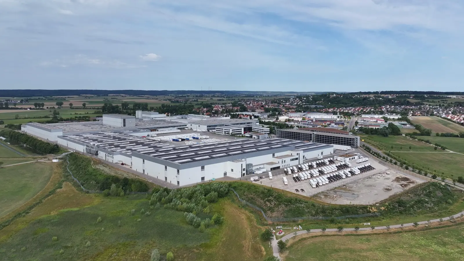 Das Möbelwerk und der Blick auf Herrieden aus der Vogelperspektive: Auf dem Firmengelände soll nun noch ein 32 Meter hohes Lager entstehen. (Foto: Hans Christ)