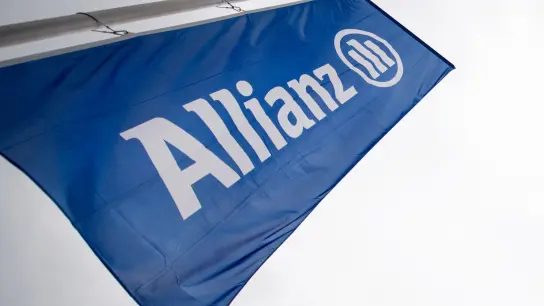 Eine Fahne mit dem Logo des Versicherungskonzerns Allianz. (Foto: Alexander Heinl/dpa/Archivbild)