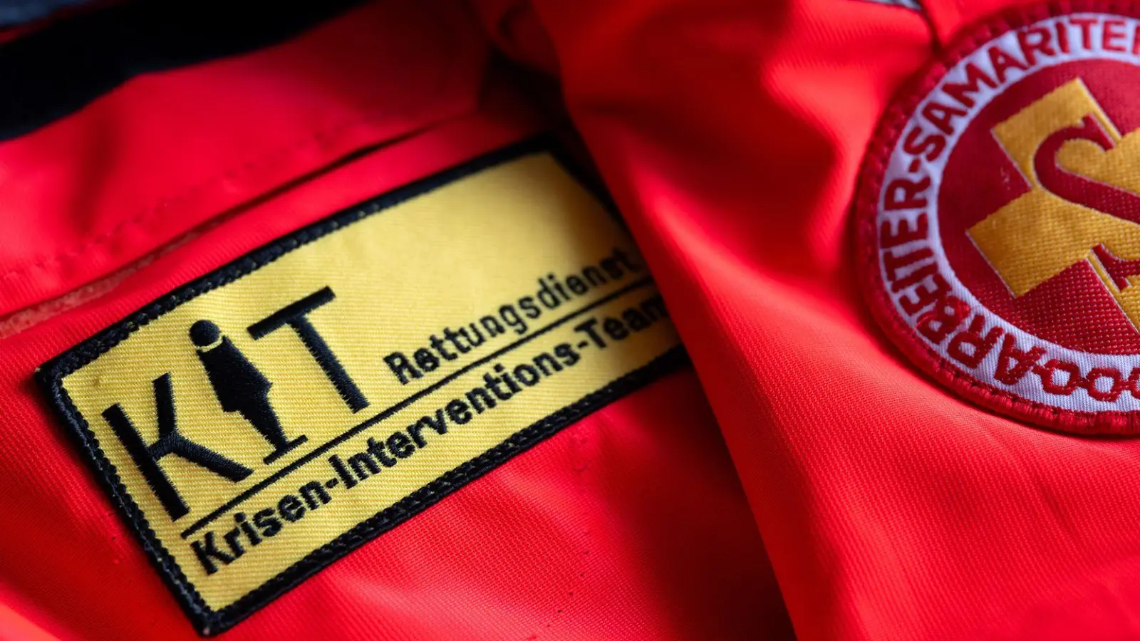 Der Lastwagenfahrer sowie weitere unbeteiligte Zeugen werden vom Kriseninterventionsteam betreut. (Symbolbild) (Foto: Sven Hoppe/dpa)