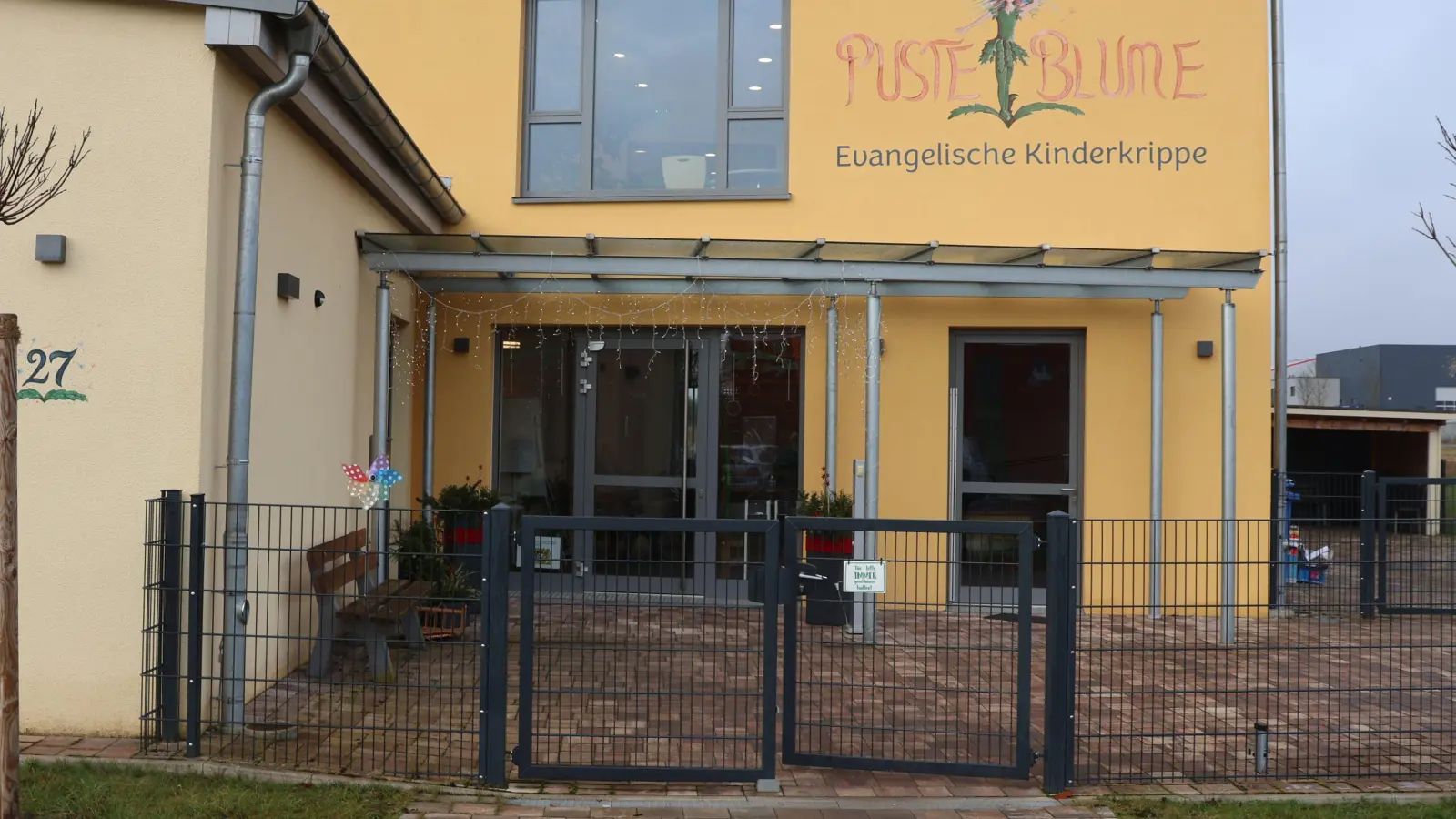 Der Kinderwagenabstellraum (hinter der rechten Glastüre) war Ausgangspunkt für einen Wasserschaden, der offenbar das komplette Erdgeschoss der „Pusteblume”-Kinderkrippe betrifft. (Foto: Andreas Reum)
