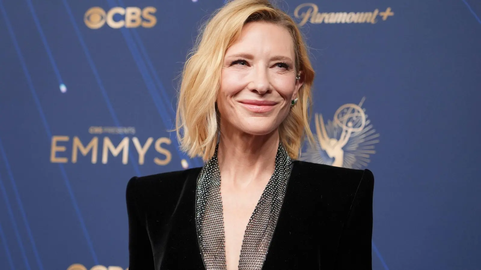 Cate Blanchett posiert bei den diesjährigen Emmy Awards in Los Angeles. Nun bekommt die Schauspielerin einen Bambi. (Archivbild) (Foto: Jae C. Hong/Invision/AP/dpa)