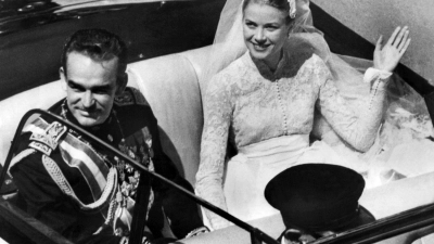 Fürst Rainier III. von Monaco und seine Braut, die US-amerikanische Filmschauspielerin Grace Kelly nach ihrer Hochzeit in Monte Carlo. (Foto: UPI/dpa)