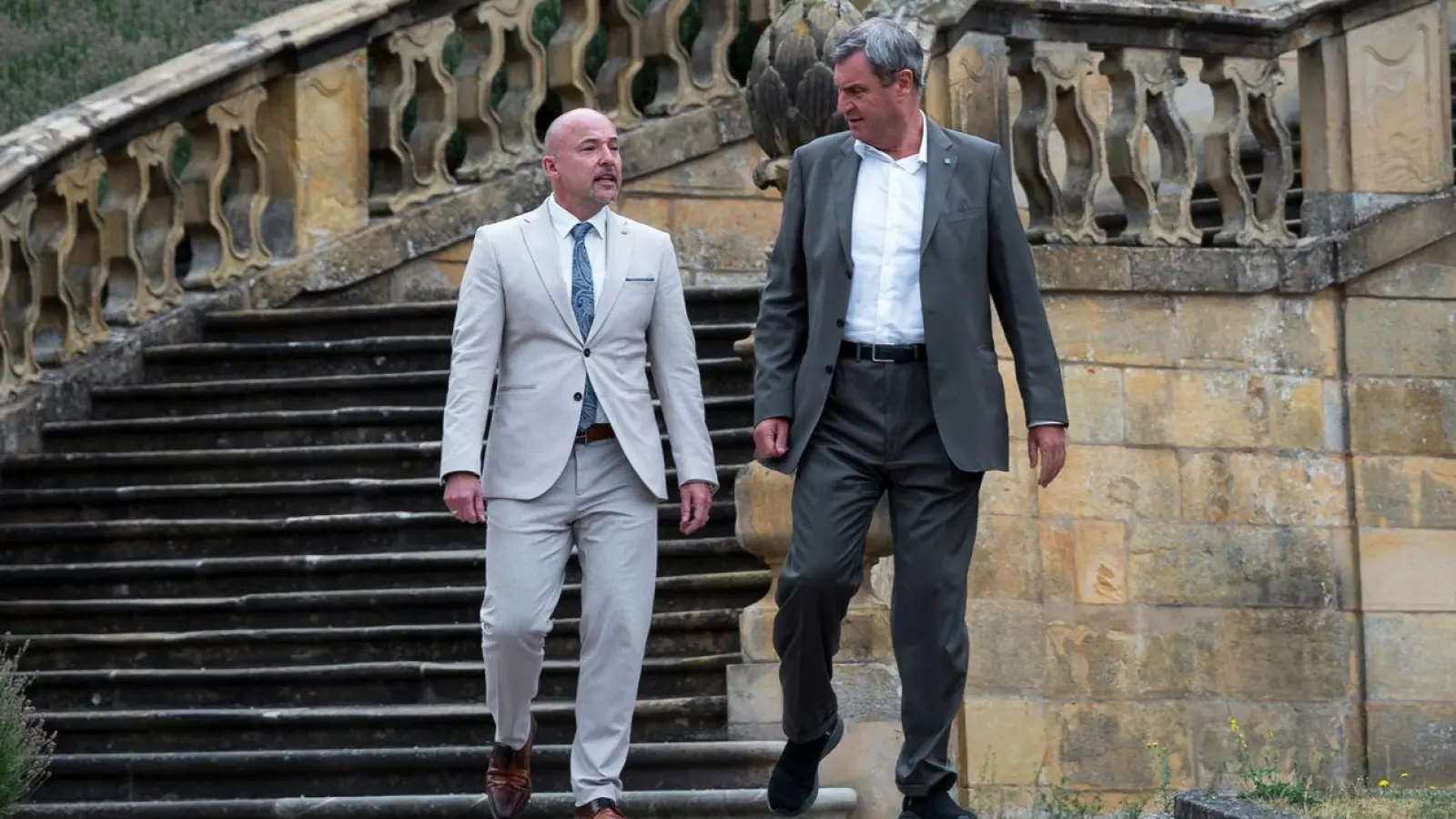 Bayerns Ministerpräsident Markus Söder (rechts) und CSU-Landesgruppenchef Alexander Hoffmann wollen Verschärfungen bei der Fahndung nach Islamisten. (Foto: Daniel Vogl/dpa)