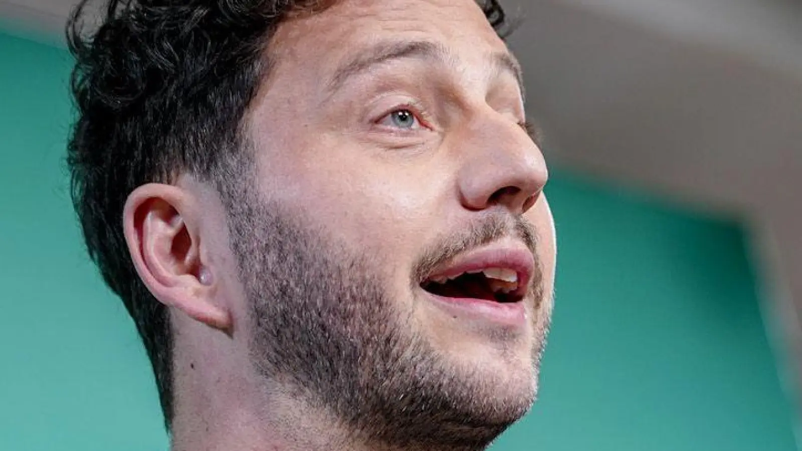 Der Grünen-Vorsitzende Felix Banaszak freut sich auf das Oktoberfest. (Foto: Kay Nietfeld/dpa)