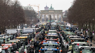 Im Dezember fuhren die Bauern mit tausenden Traktoren durch Berlin, um gegen die Pläne der Regierung zu protestieren. (Foto: Fabian Sommer/dpa)