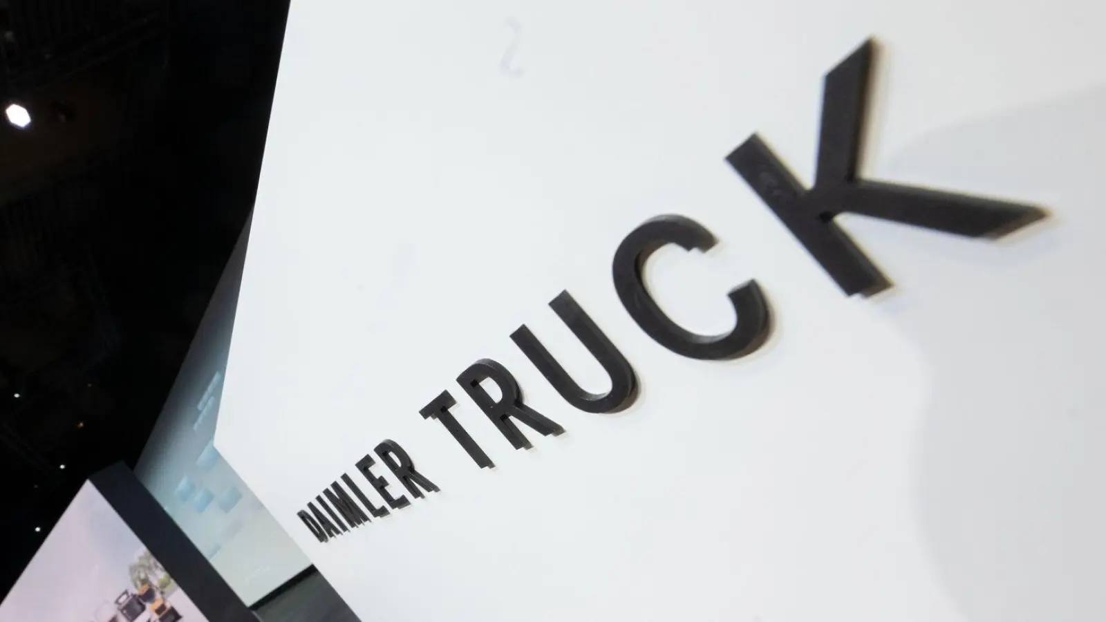 Daimler Truck will in Deutschland 5.000 Stellen streichen. (Archivbild) (Foto: Marijan Murat/dpa)