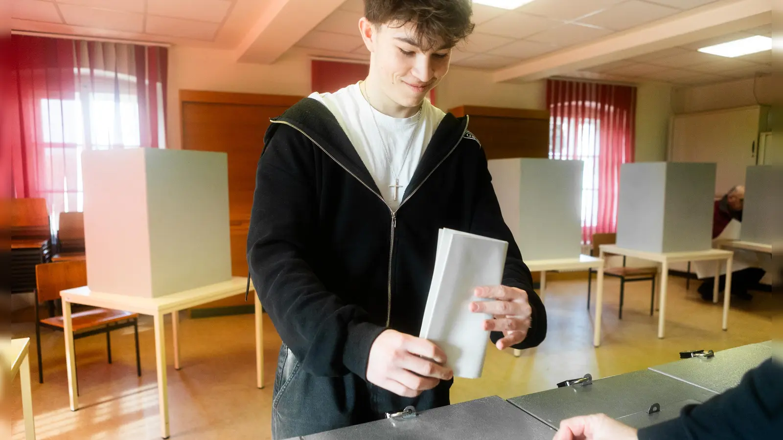 Oskar Rozwadowski aus Dietenhofen gehört zu den jungen Menschen, die zum ersten Mal an einer Wahl teilnahmen. (Foto: Evi Lemberger)