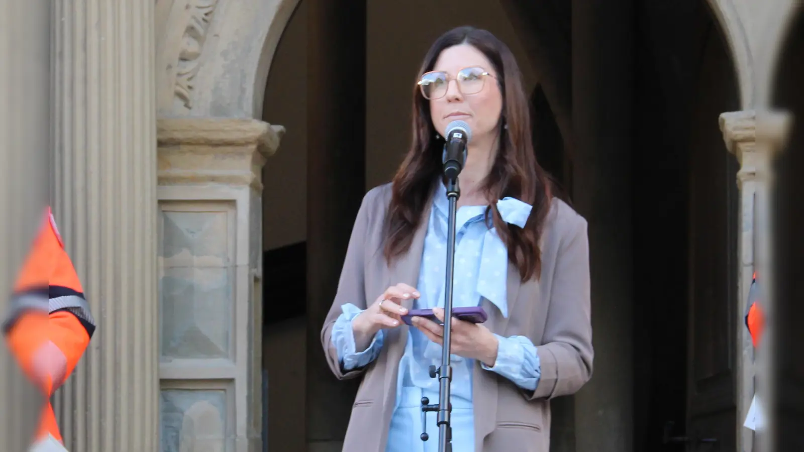 Michaela Ebner – hier bei einer Mediroth-Demo für das Krankenhaus auf dem Marktplatz im März – möchte Zweite Bürgermeisterin werden.  (Foto: Clarissa Kleinschrot)