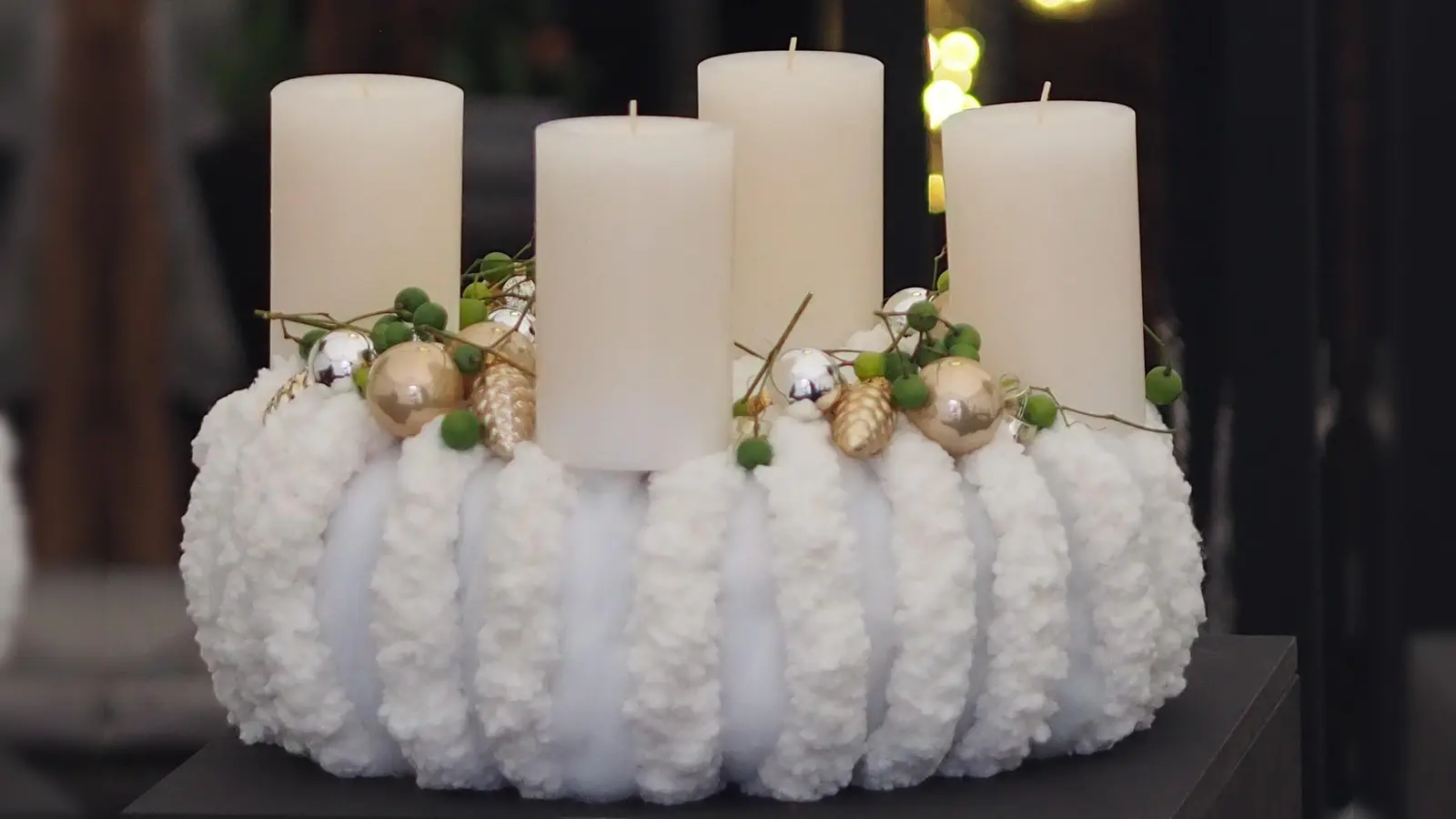 Dem modernen Adventskranz sind gestalterisch keine Grenzen gesetzt. Entdecken Sie die unterschiedlichen Variationen auf den Adventsausstellungen der Region.  (Foto: Eduard Schühlein)