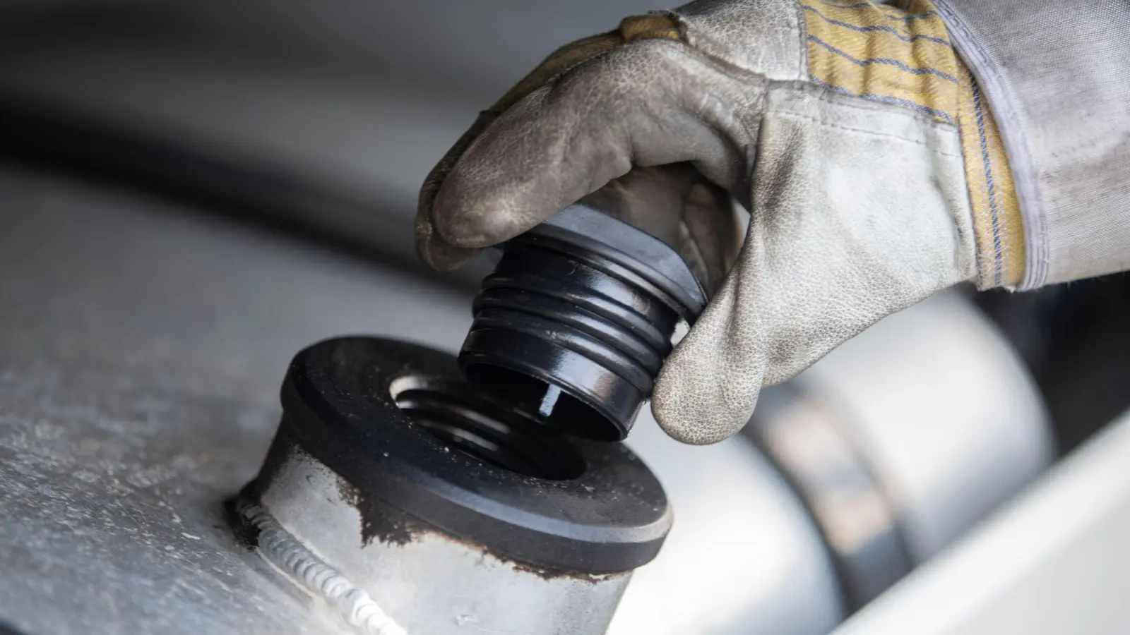 Die Täter brachen auf dem Gelände einer Kfz-Werkstatt bei Aurach mehrere Tanks auf. (Symbolbild: Thomas Banneyer/dpa)